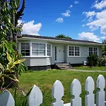 Cheerful 4 Bedroom Holiday Home