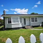 Cheerful 4 Bedroom Holiday Home
