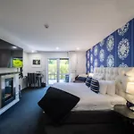Black Swan Lakeside Boutique Hotel