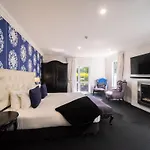 Black Swan Lakeside Boutique Hotel