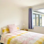 Modern Chic - Ideal Location - 5 Bedrooms - In Rotorua