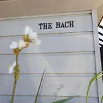 The Bach - Luxury Waterfront Living With Spa Pool