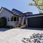 The Bach - Luxury Waterfront Living With Spa Pool