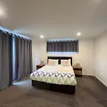 Modern Chic - Ideal Location - 5 Bedrooms - In Rotorua