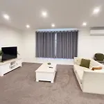 Modern Chic - Ideal Location - 5 Bedrooms - In Rotorua