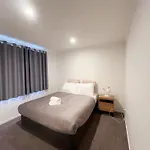 Modern Chic - Ideal Location - 5 Bedrooms - In Rotorua