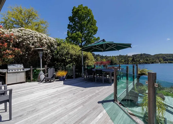 The Bach - Luxury Waterfront Living With Spa Pool