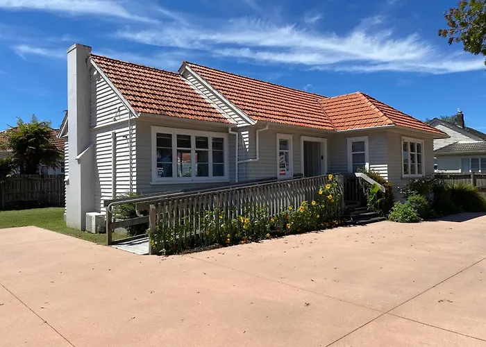 Whole House, Amohau St Opposite Trade Central - 3 Bedrooms, Sleeps Up To 6, 5 Beds, Wheel Chair Friendly