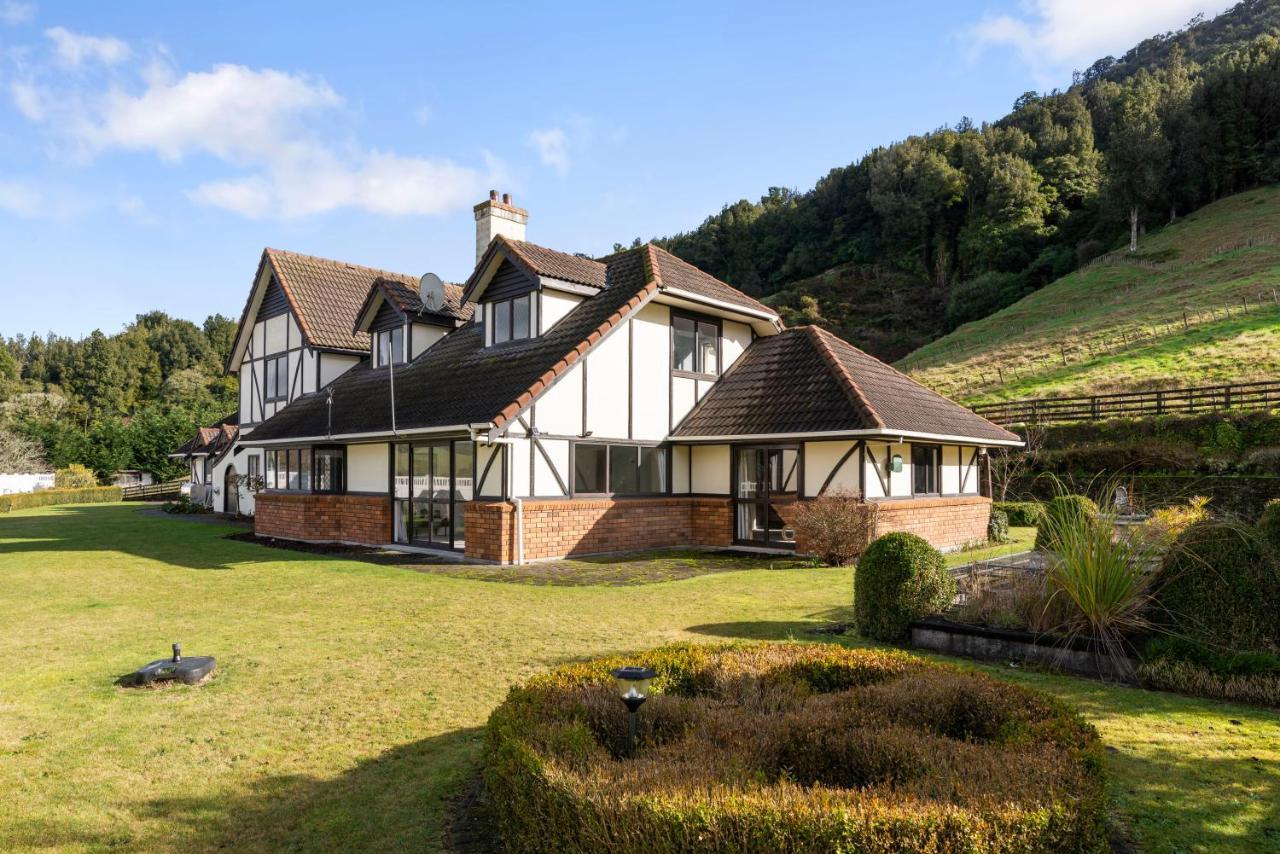 Villa Westminster Mountain View Manor-up To 25 Guests Rotorua
