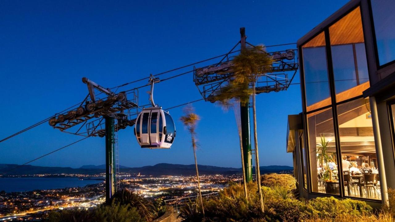 Westminster Mountain View Manor-up To 25 Guests Rotorua