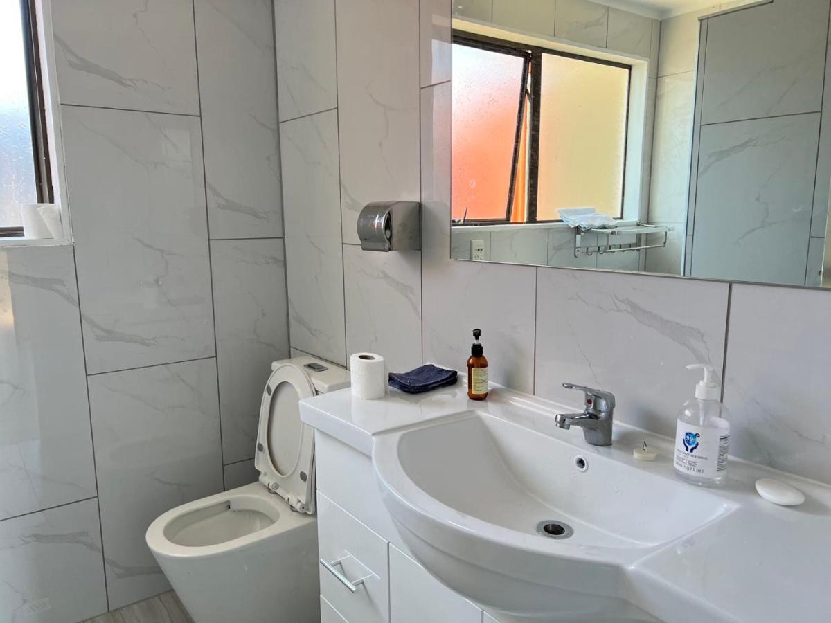 4 Beds Including 2 Double Beds, 1 Single Bed, And 1 Double Sofa Bed In A Small 1 Bedroom And 1 Lounge No Kitchen Only Fridge, Microwave * Rotorua