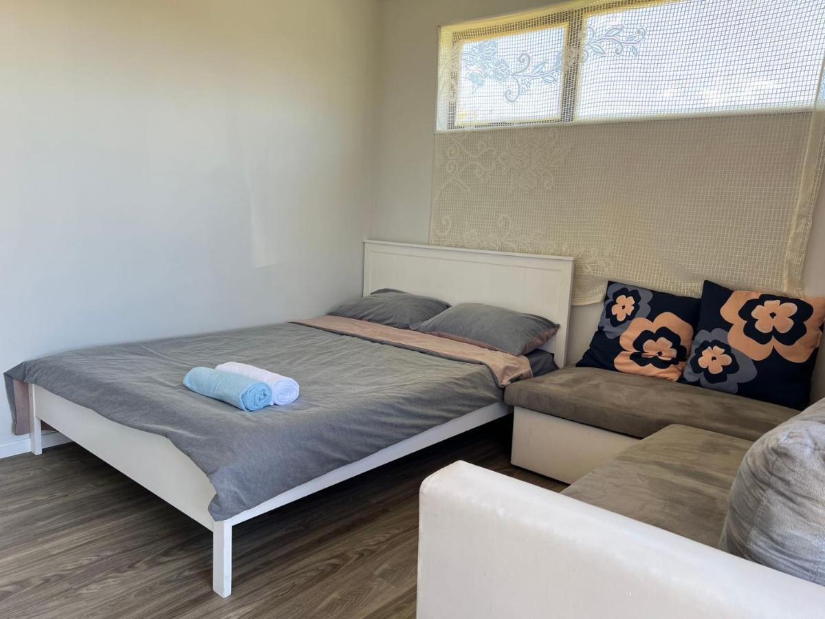 4 Beds Including 2 Double Beds, 1 Single Bed, And 1 Double Sofa Bed In A Small 1 Bedroom And 1 Lounge No Kitchen Only Fridge, Microwave * Rotorua