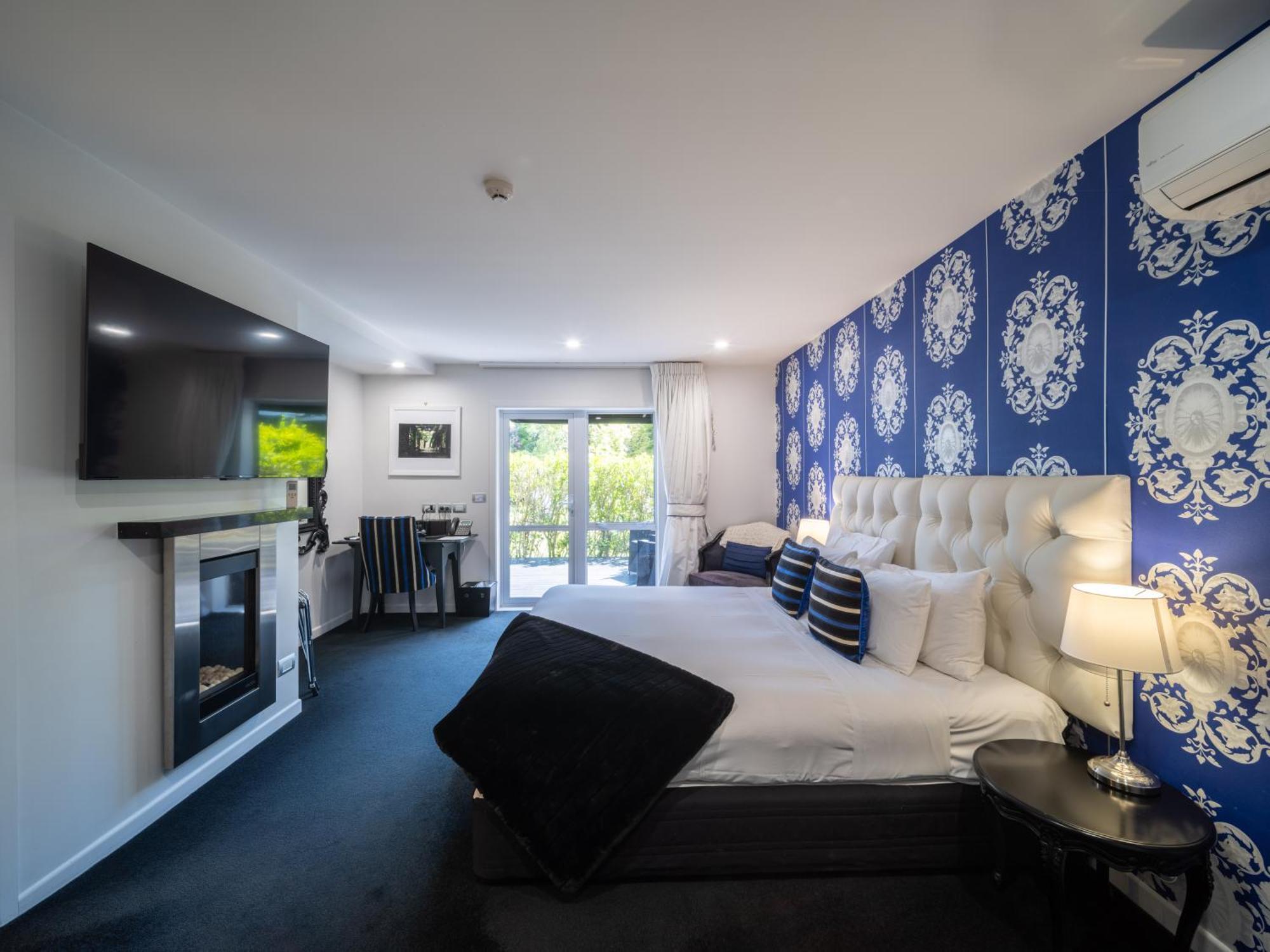 Black Swan Lakeside Boutique Hotel