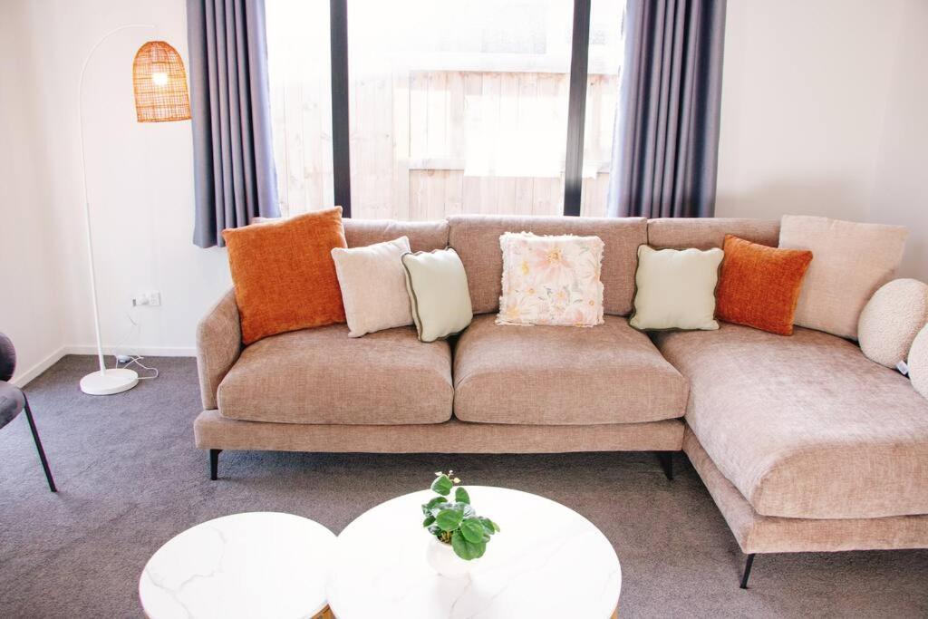 Modern Chic - Ideal Location - 5 Bedrooms - In Holiday home