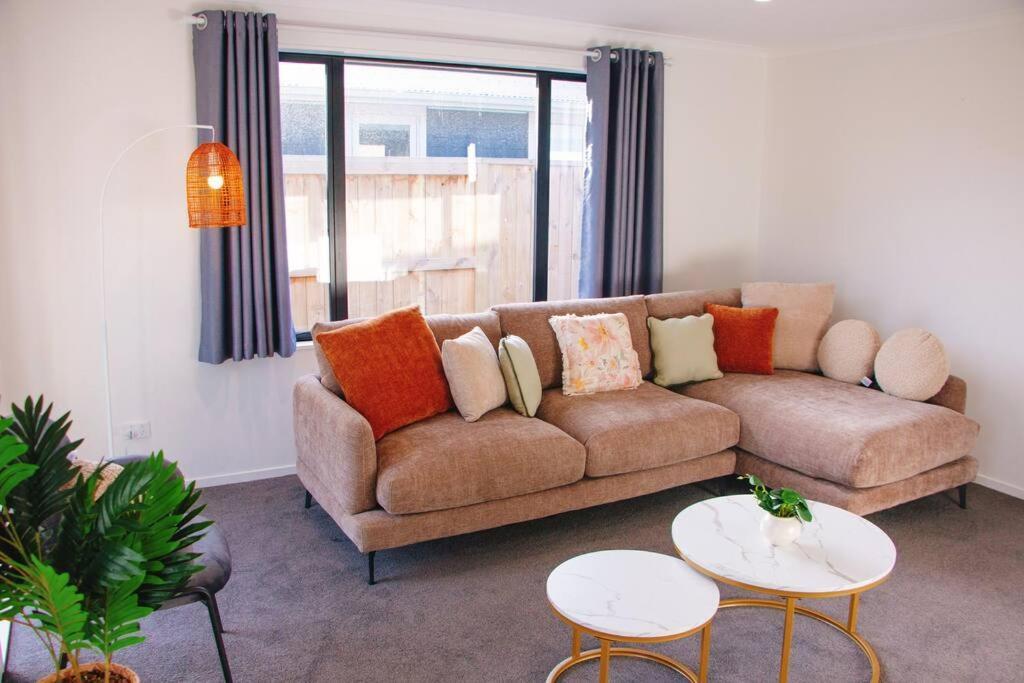 Modern Chic - Ideal Location - 5 Bedrooms - In