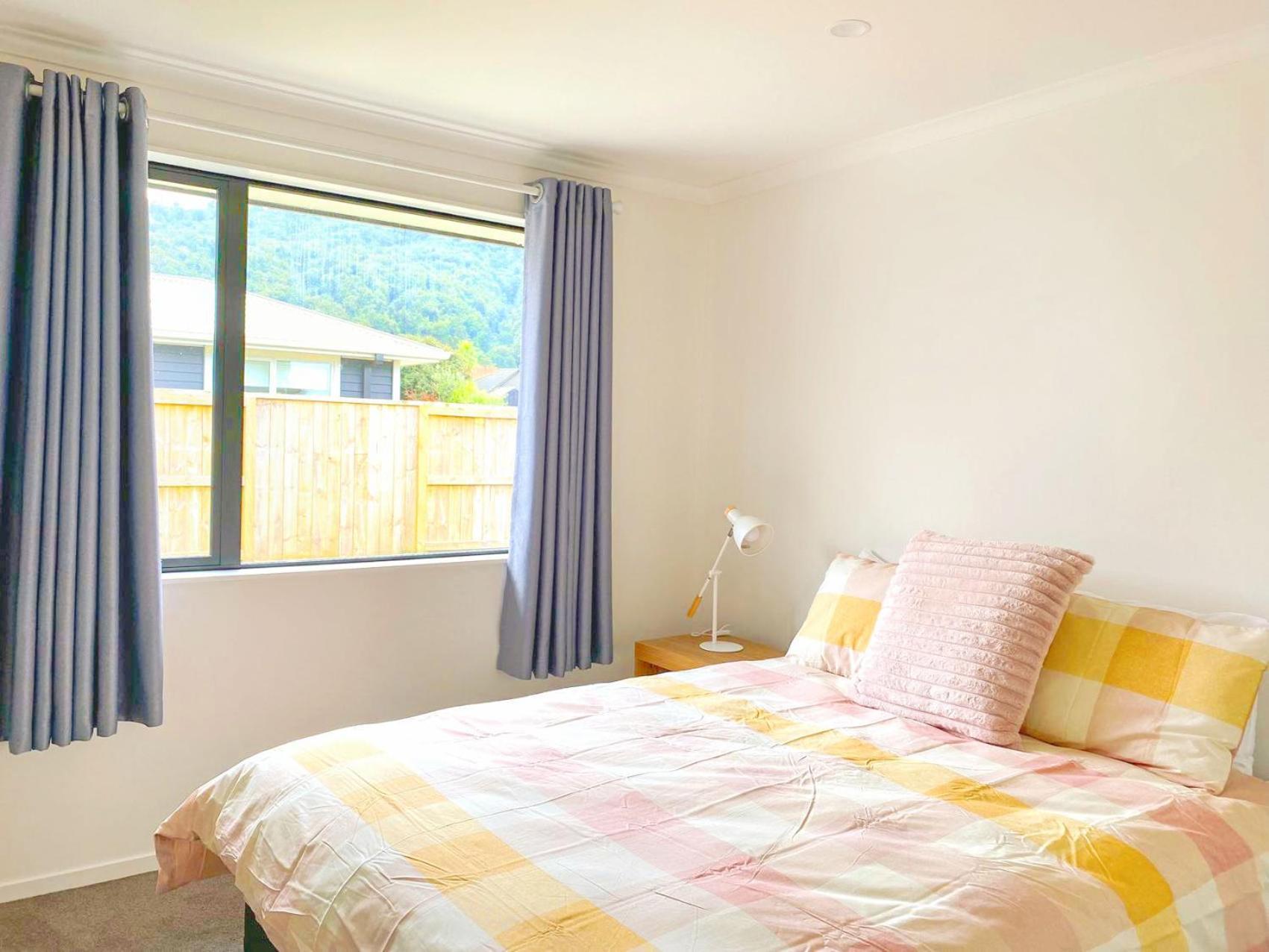 Modern Chic - Ideal Location - 5 Bedrooms - In Rotorua