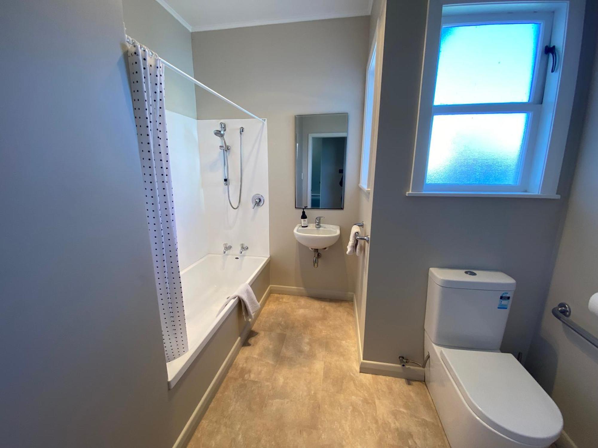 Whole House, Amohau St Opposite Trade - 3 Bedrooms, Sleeps Up To 6, 5 Beds, Wheel Chair Friendly Holiday home