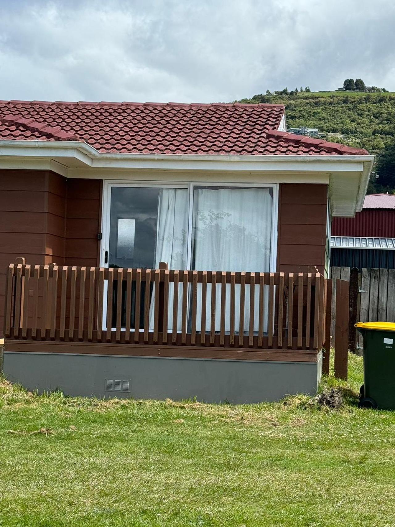 4 Beds Including 2 Double Beds, 1 Single Bed, And 1 Double Sofa Bed In A Small 1 Bedroom And 1 Lounge No Kitchen Only Fridge, Microwave Guest house Rotorua