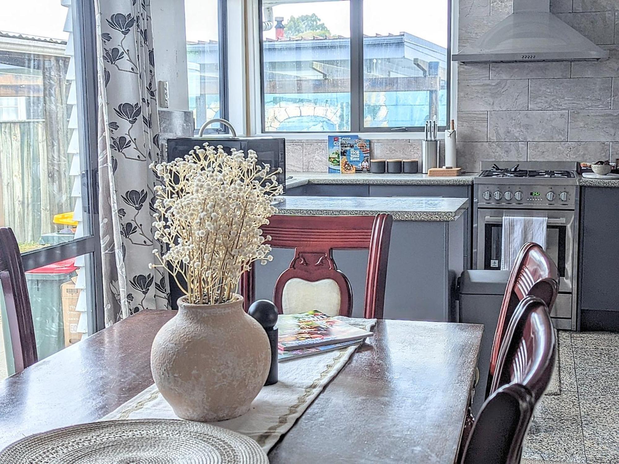Holiday home Cosy 4br, Minutes To Center And Redwood Rotorua