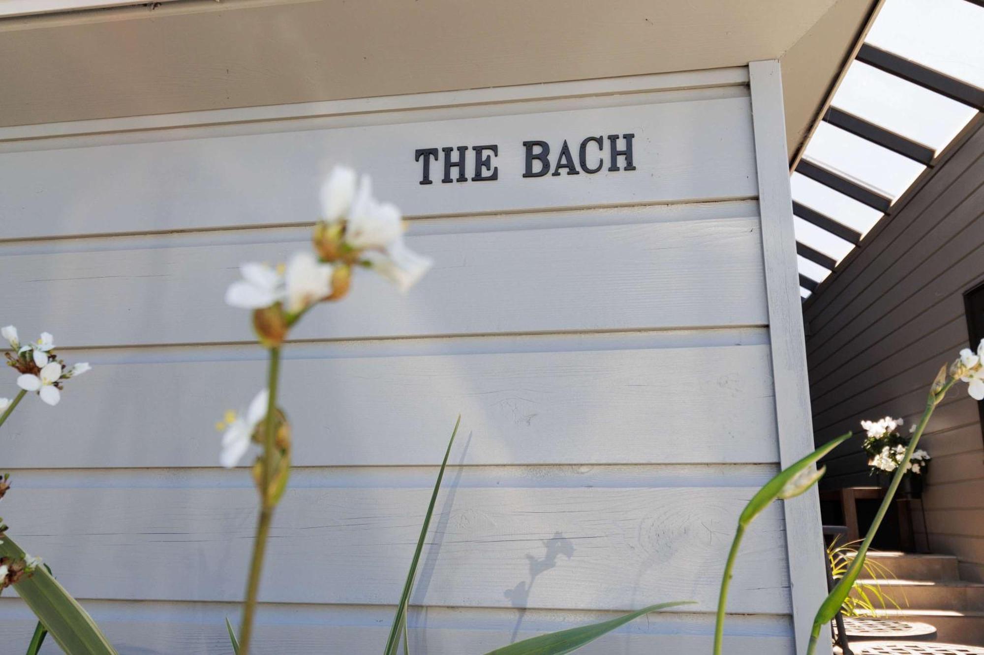 The Bach - Luxury Waterfront Living With Pool Holiday home