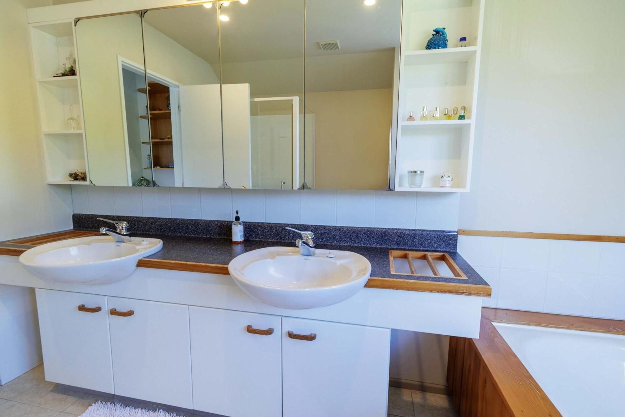 The Bach - Luxury Waterfront Living With Pool Holiday home *