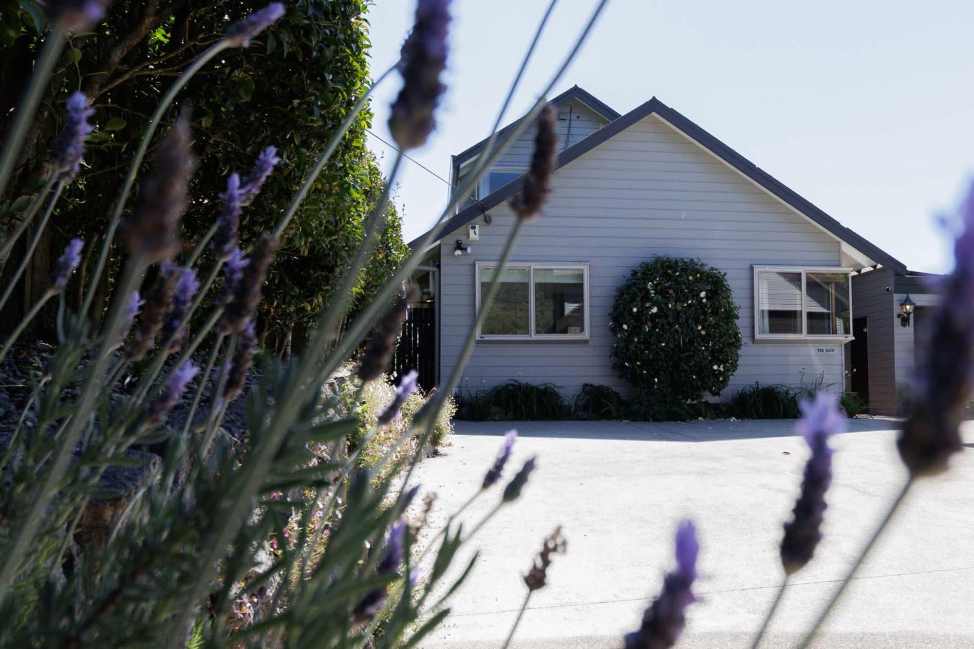 The Bach - Luxury Waterfront Living With Pool Rotorua