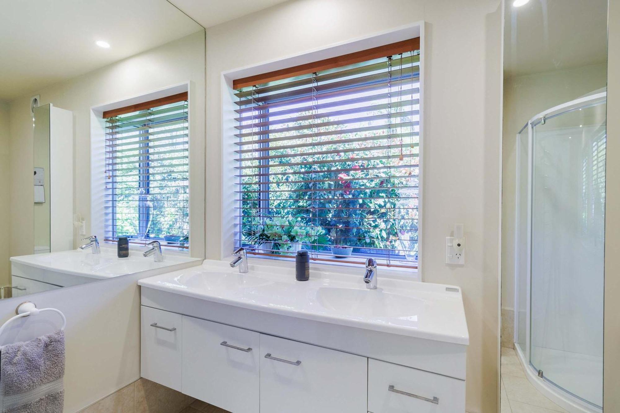 The Bach - Luxury Waterfront Living With Pool * Rotorua