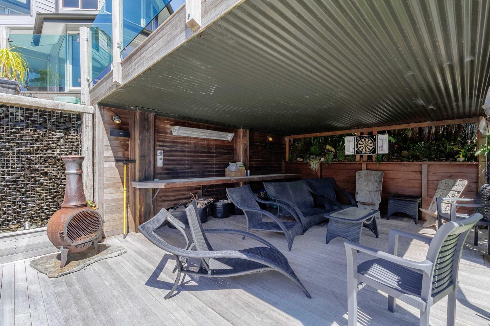 The Bach - Luxury Waterfront Living With Pool Holiday home