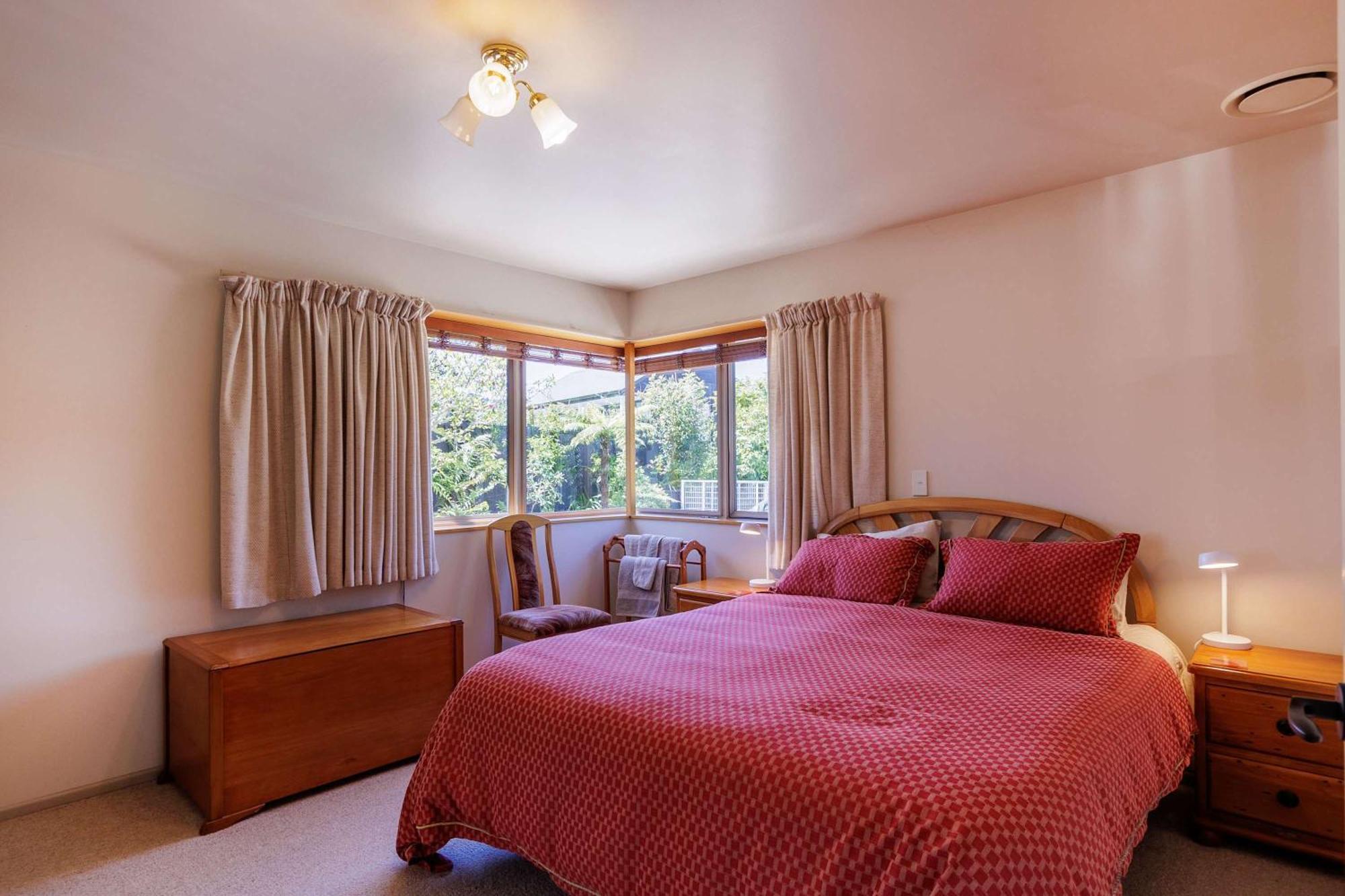 Holiday home The Bach - Luxury Waterfront Living With Pool