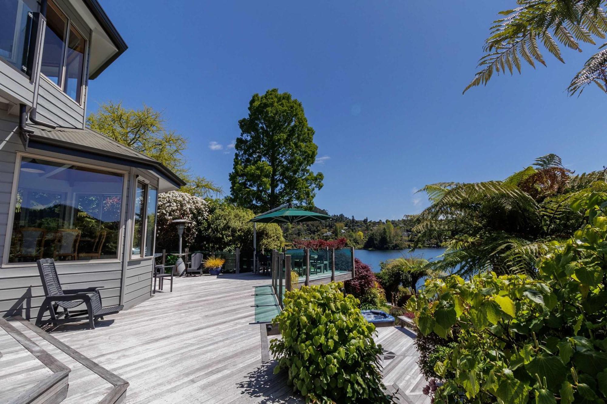 The Bach - Luxury Waterfront Living With Pool Holiday home Rotorua