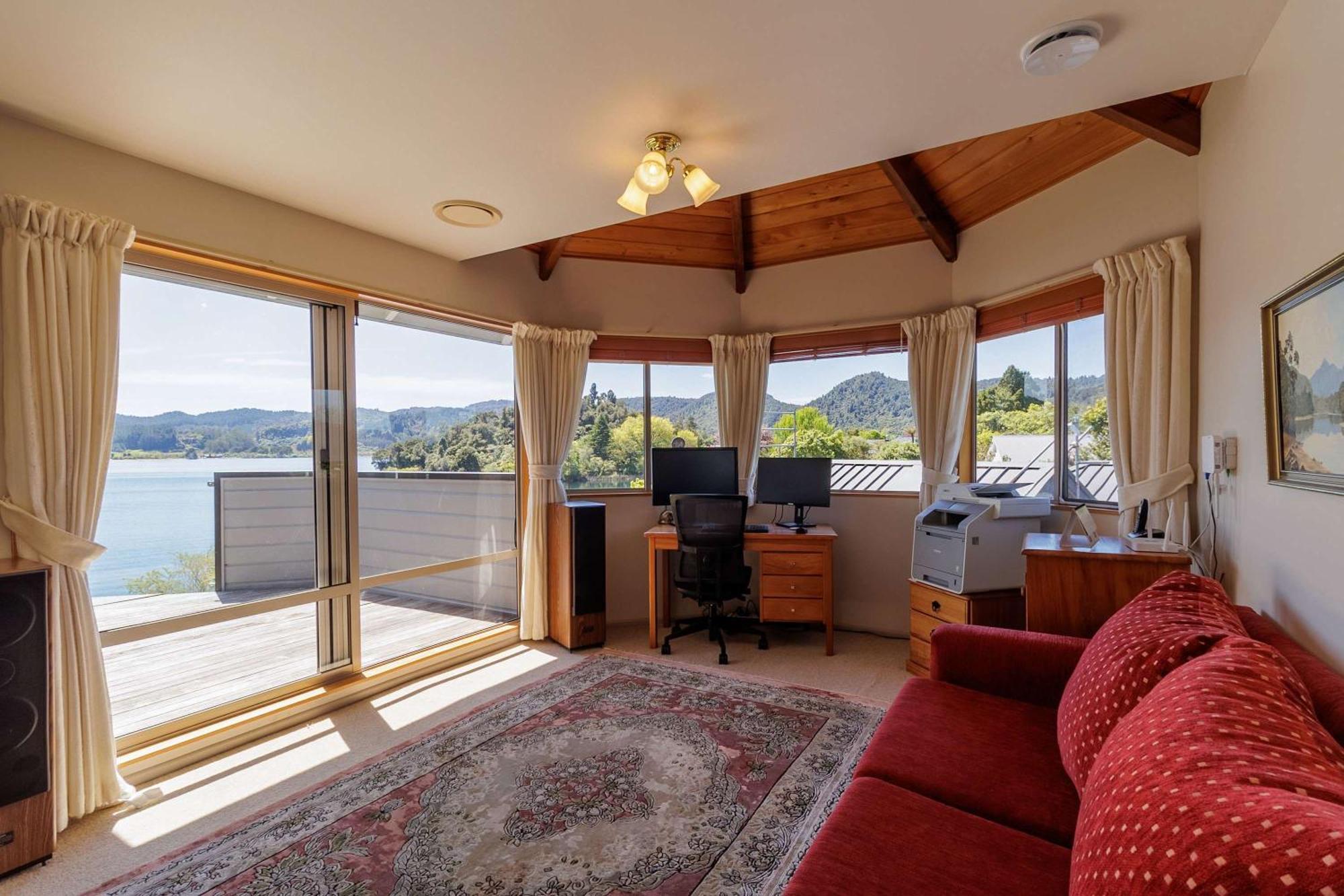 The Bach - Luxury Waterfront Living With Pool