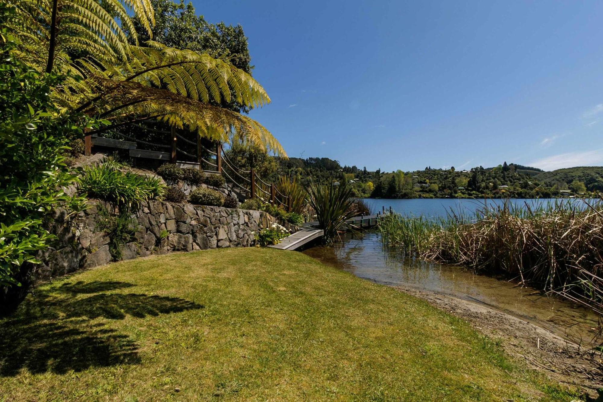 Holiday home The Bach - Luxury Waterfront Living With Pool