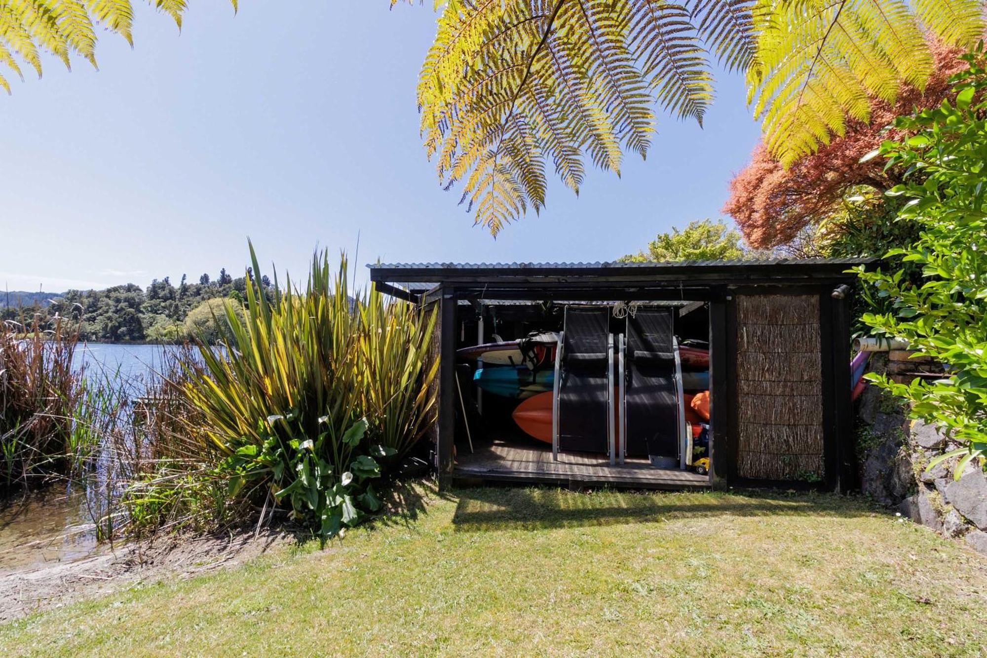 The Bach - Luxury Waterfront Living With Pool Holiday home *