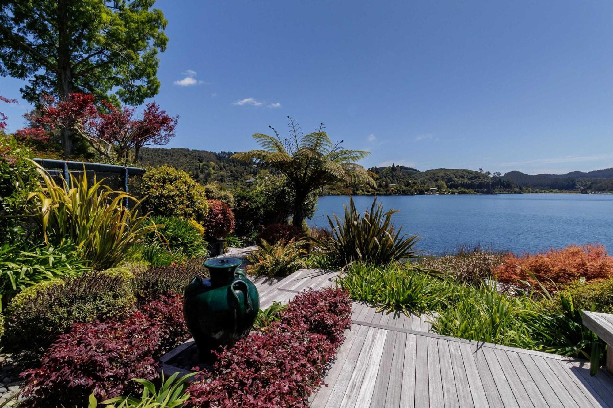 The Bach - Luxury Waterfront Living With Pool Holiday home Rotorua