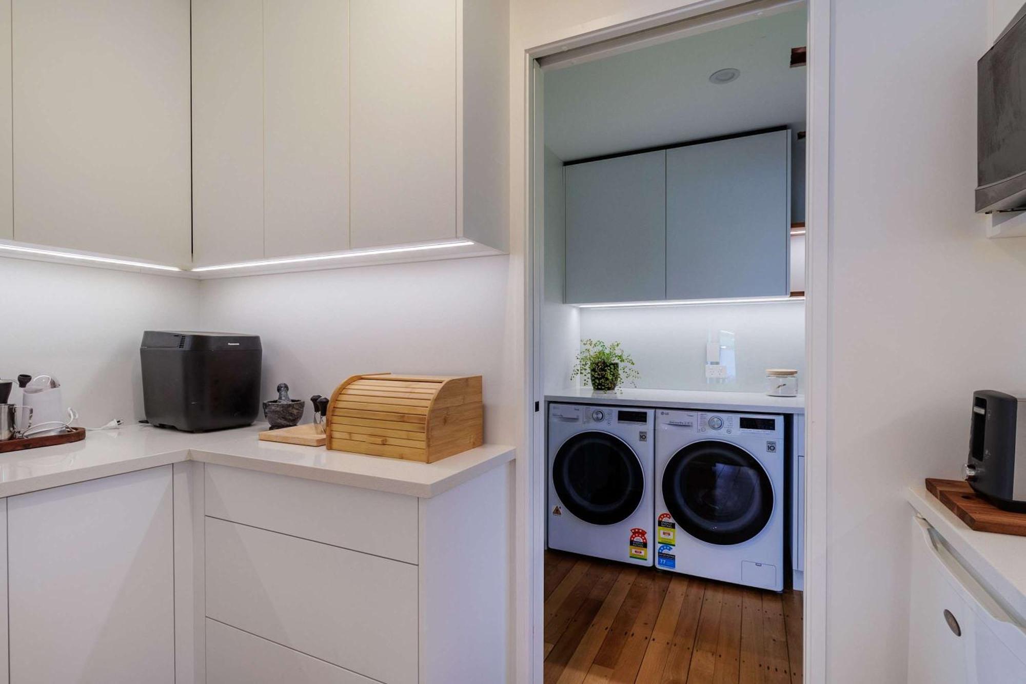 The Bach - Luxury Waterfront Living With Pool Rotorua