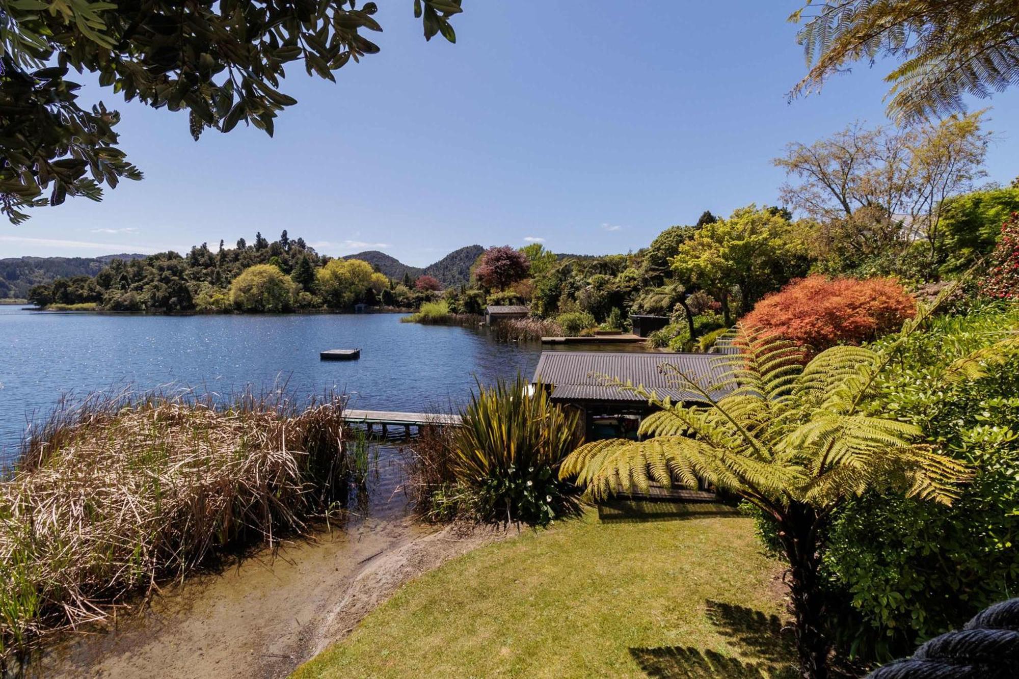 The Bach - Luxury Waterfront Living With Pool