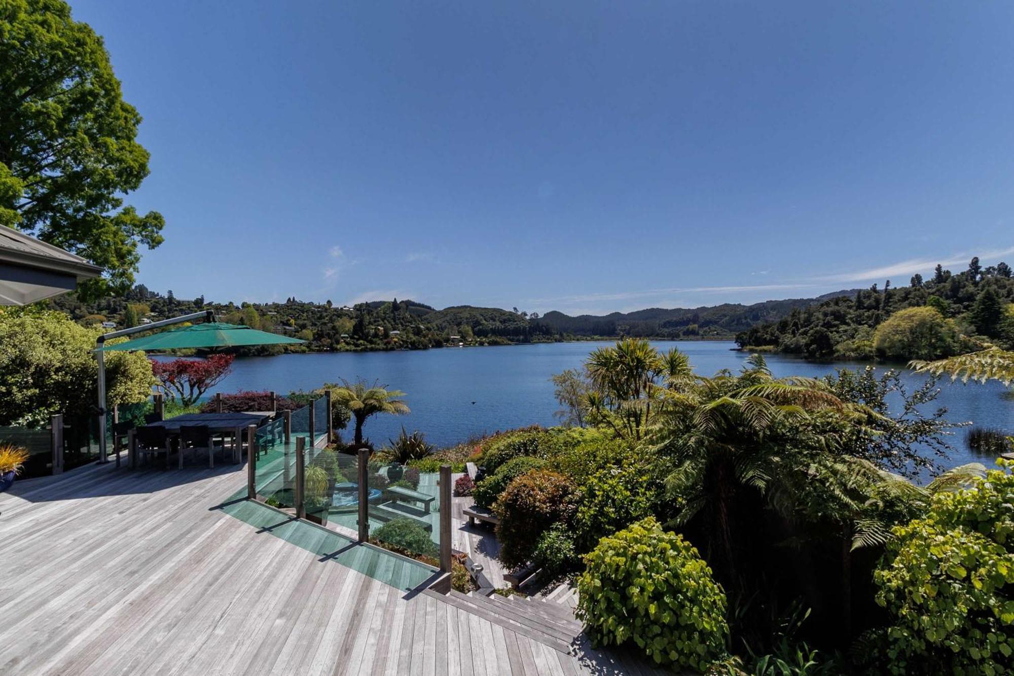 The Bach - Luxury Waterfront Living With Pool Holiday home *