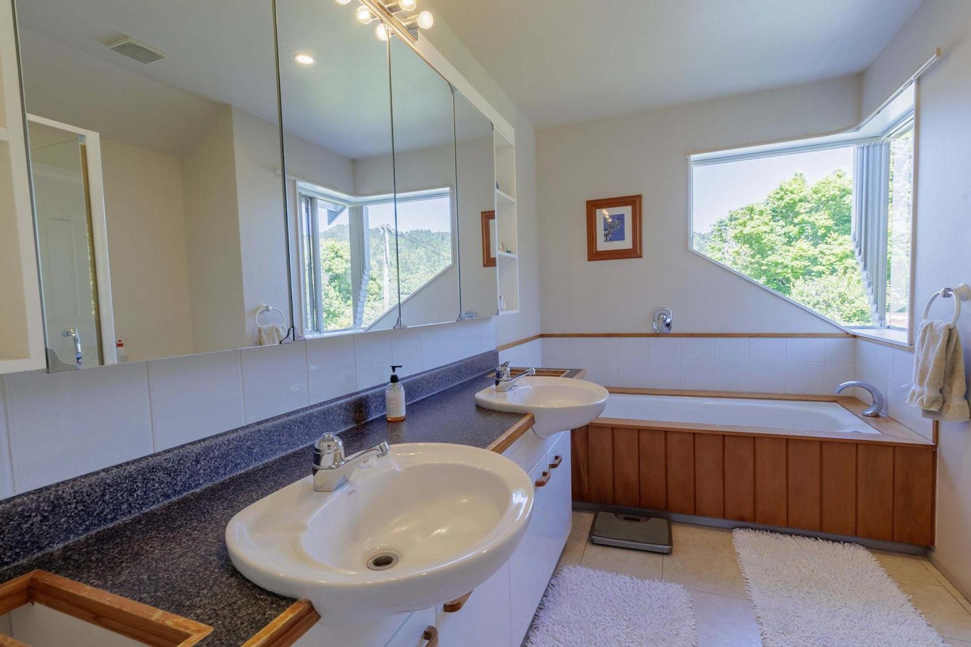 Holiday home The Bach - Luxury Waterfront Living With Pool Rotorua