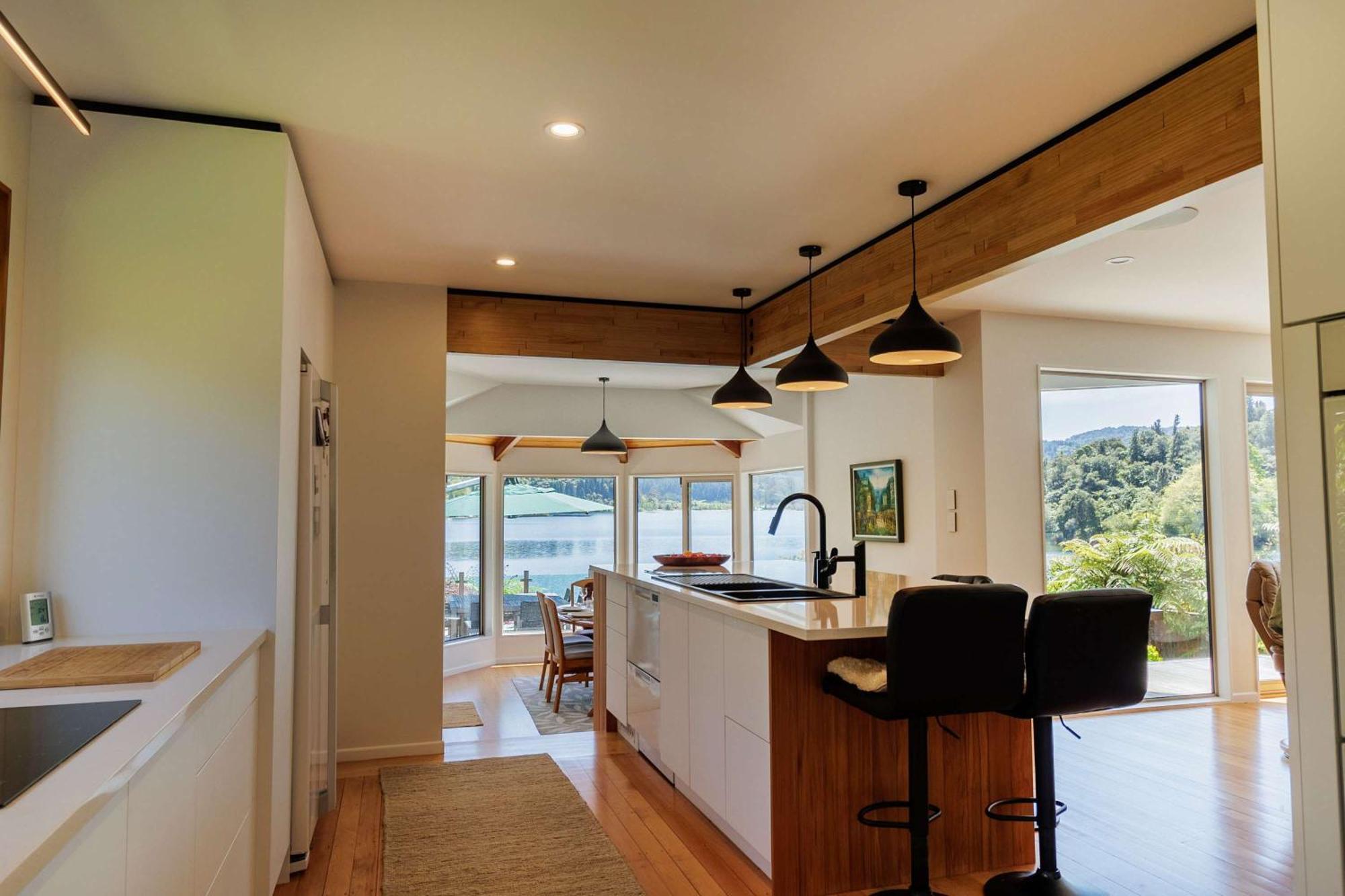 The Bach - Luxury Waterfront Living With Pool Rotorua