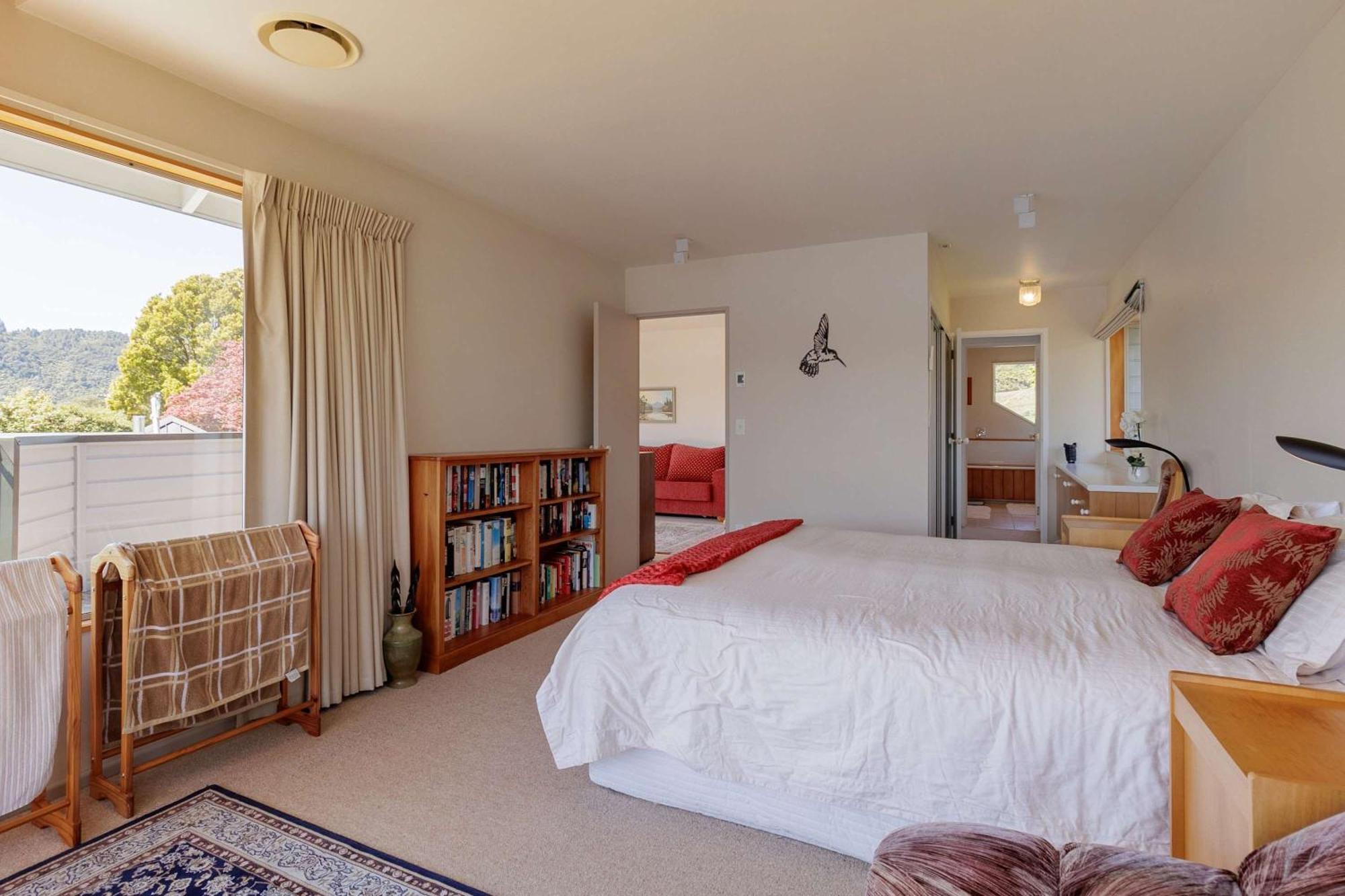 The Bach - Luxury Waterfront Living With Pool * Rotorua