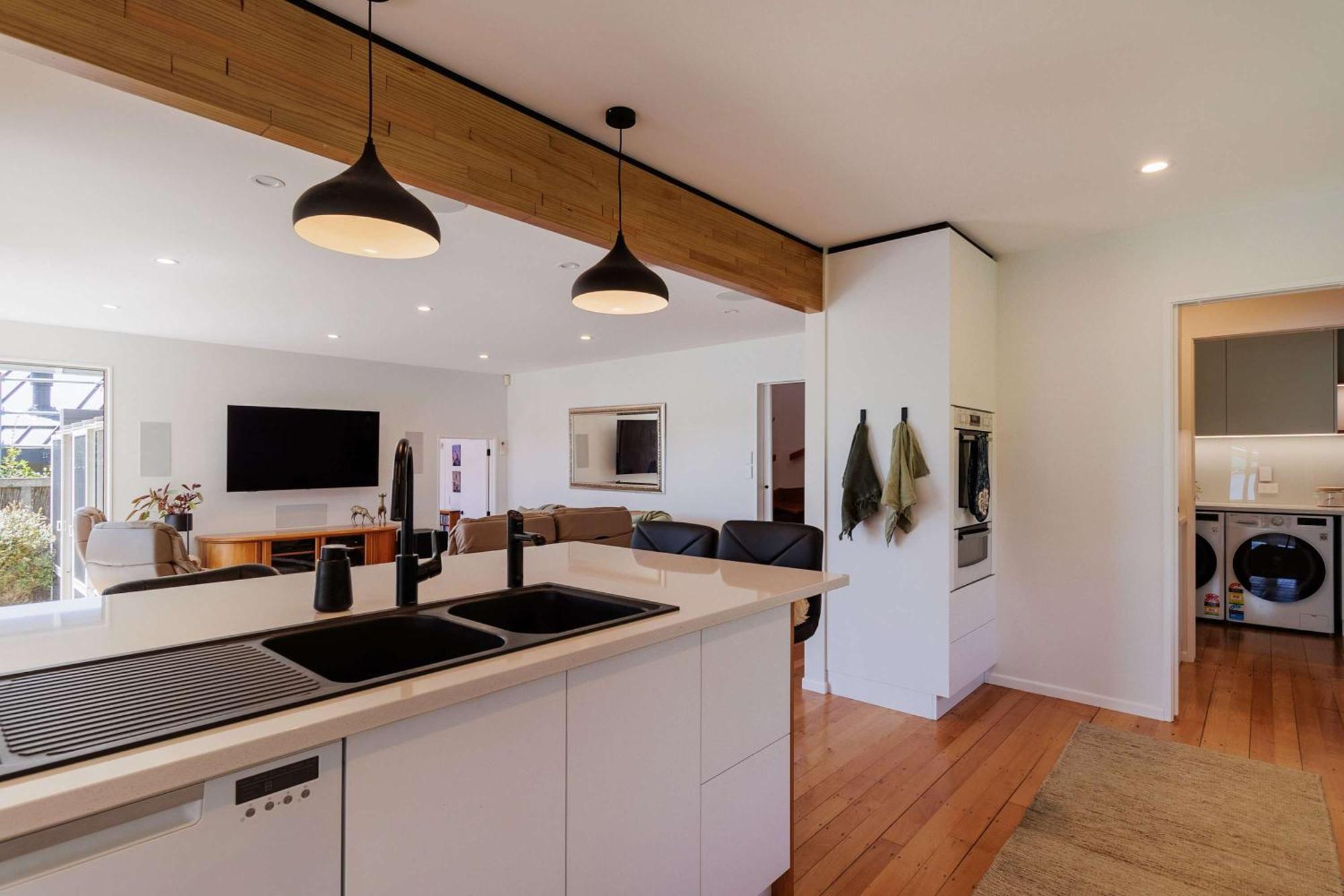 The Bach - Luxury Waterfront Living With Pool Holiday home