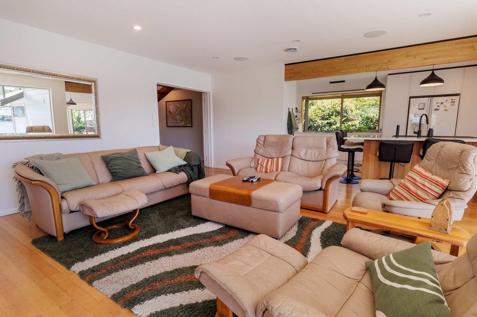 Holiday home The Bach - Luxury Waterfront Living With Pool