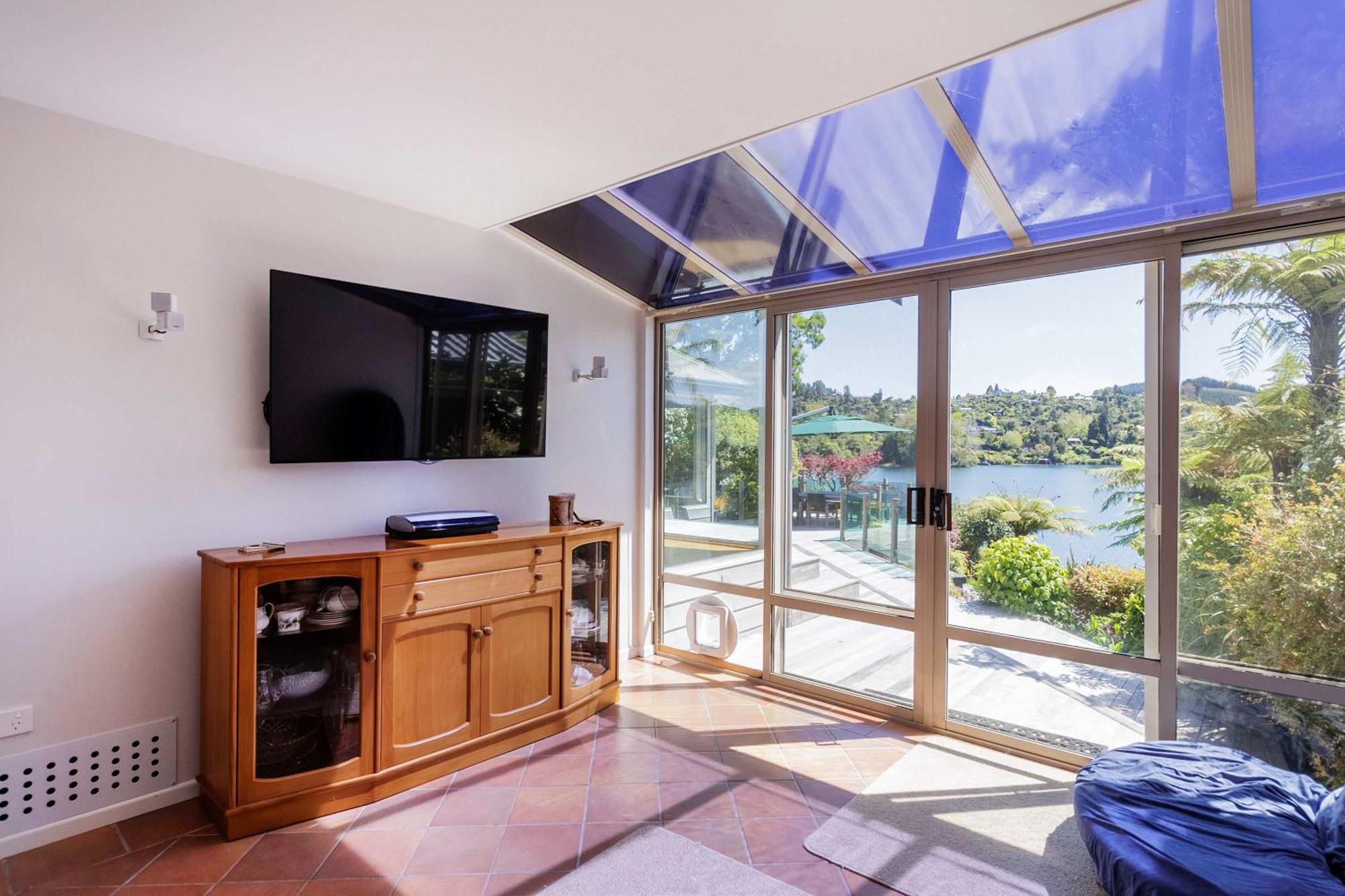 The Bach - Luxury Waterfront Living With Pool Holiday home Rotorua