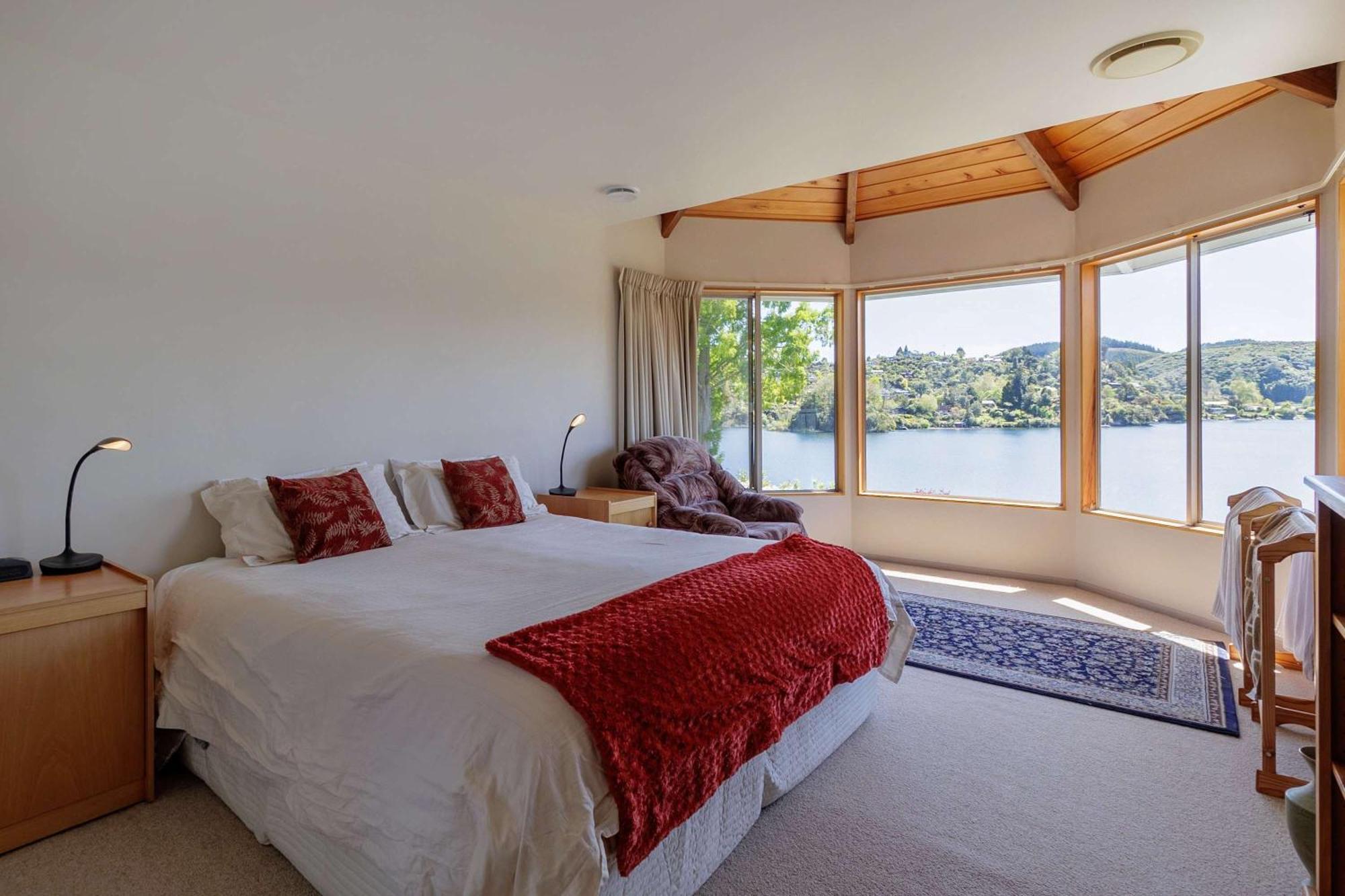 The Bach - Luxury Waterfront Living With Pool Rotorua