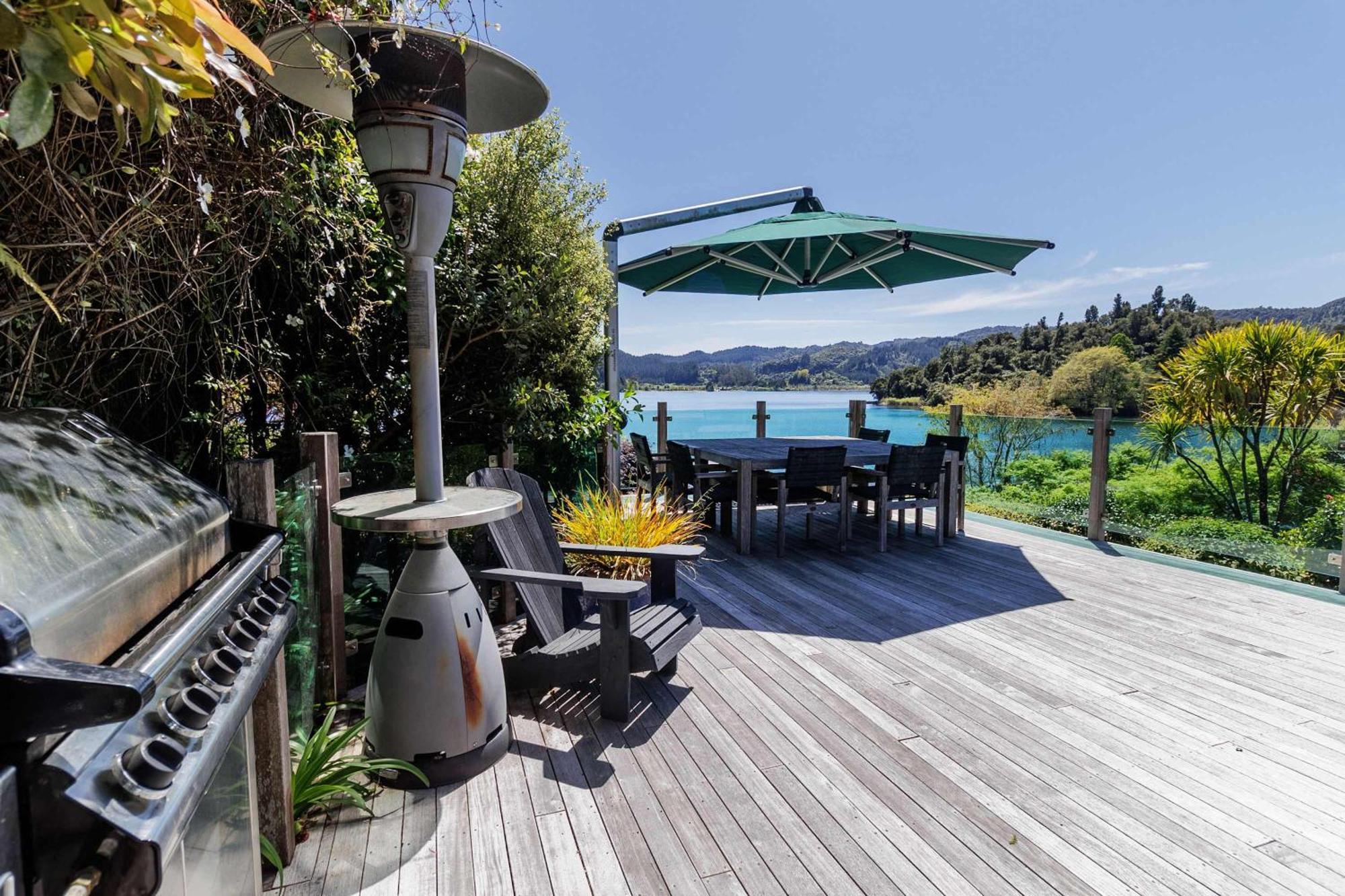 The Bach - Luxury Waterfront Living With Pool * Rotorua
