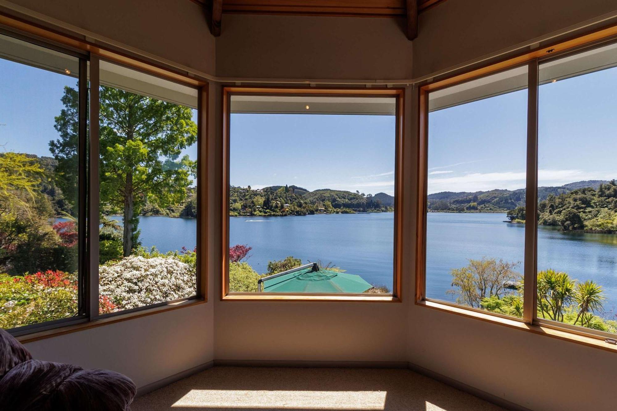 The Bach - Luxury Waterfront Living With Pool