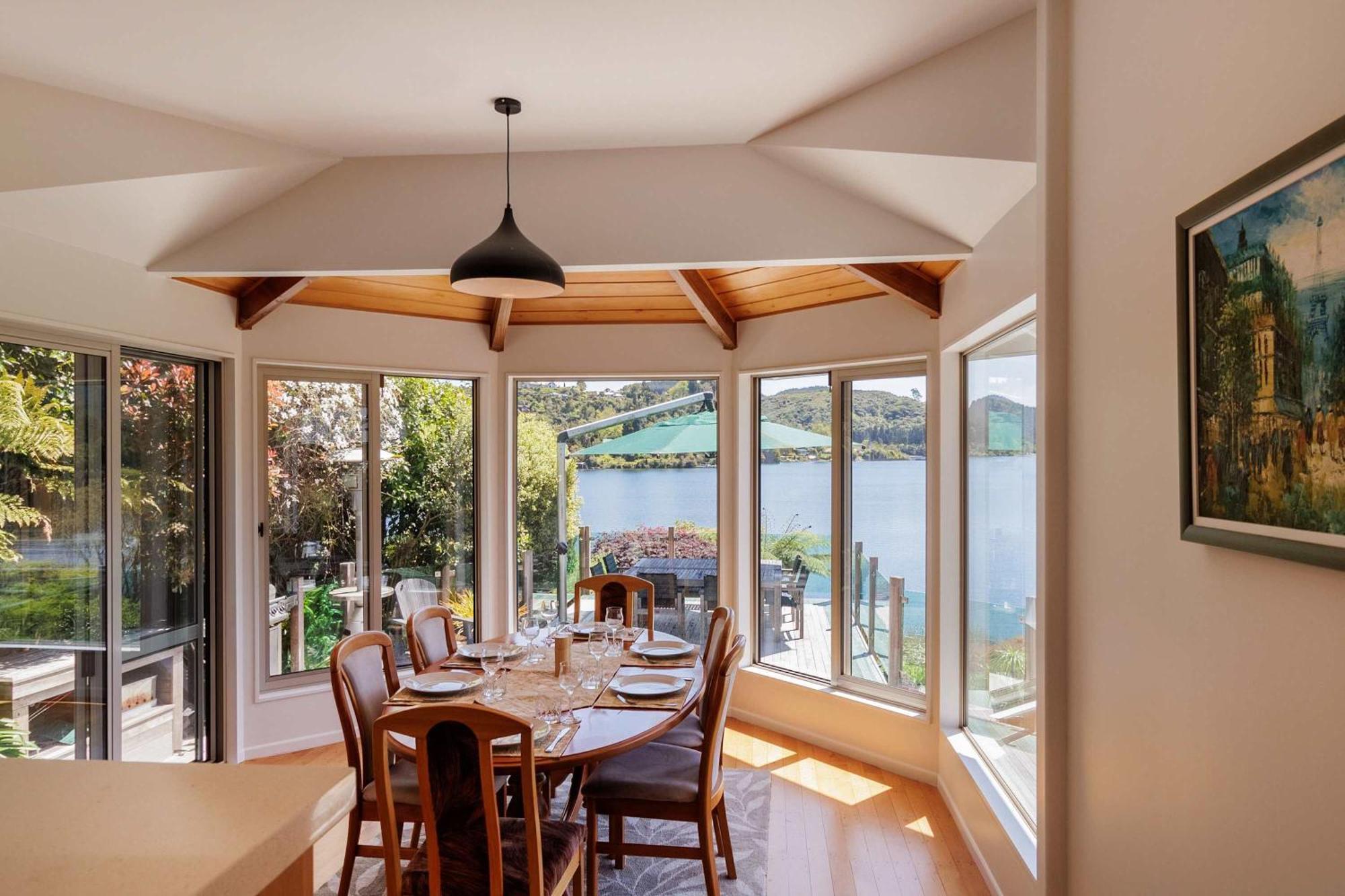 The Bach - Luxury Waterfront Living With Pool Holiday home