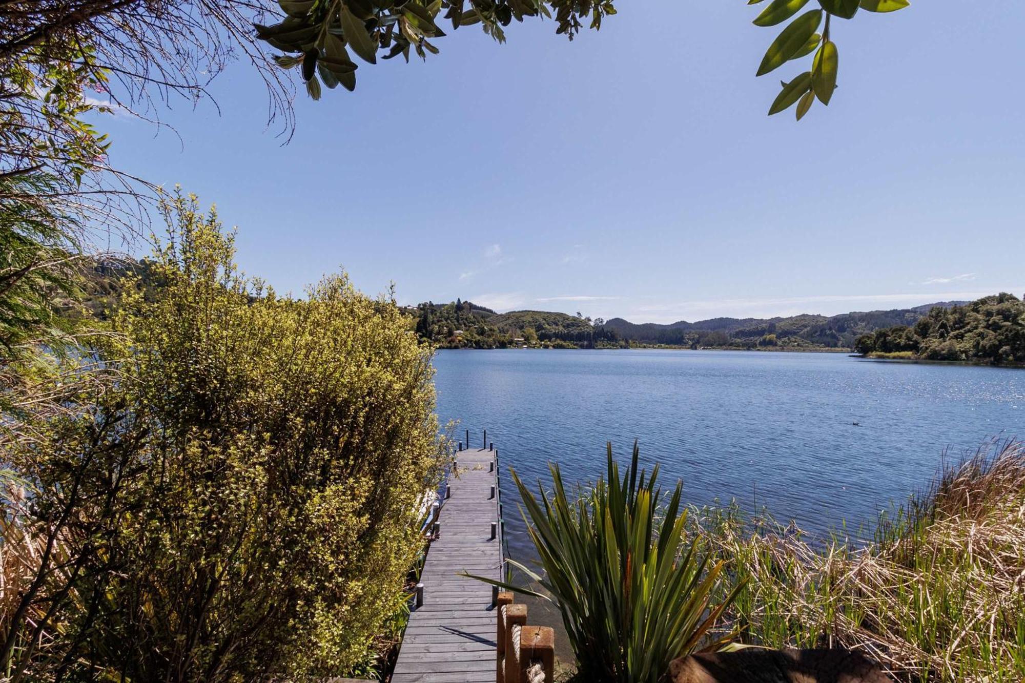 The Bach - Luxury Waterfront Living With Pool Holiday home Rotorua