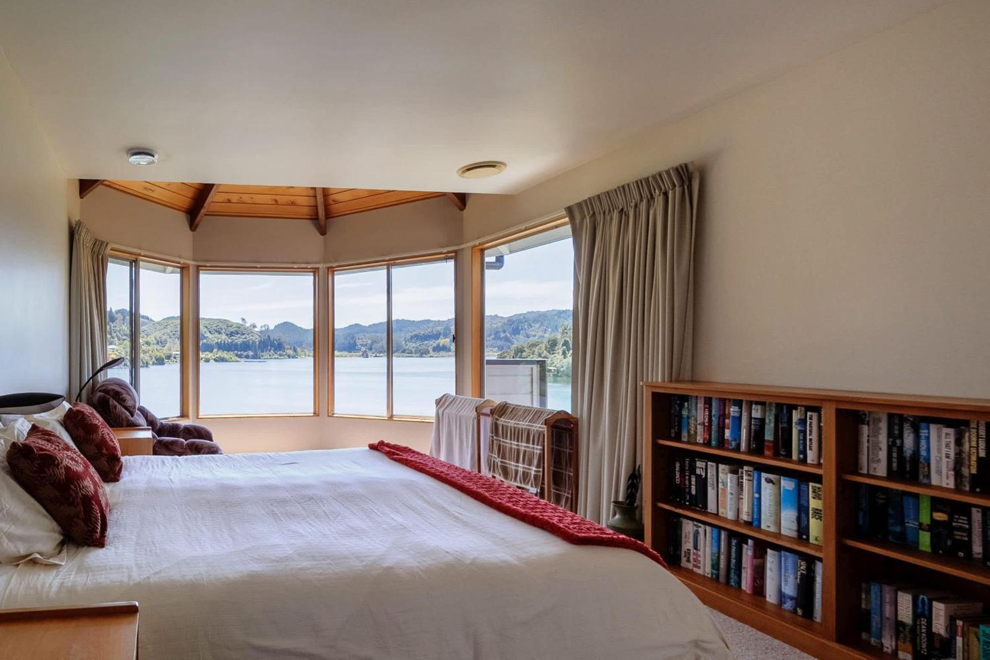 Holiday home The Bach - Luxury Waterfront Living With Pool Rotorua