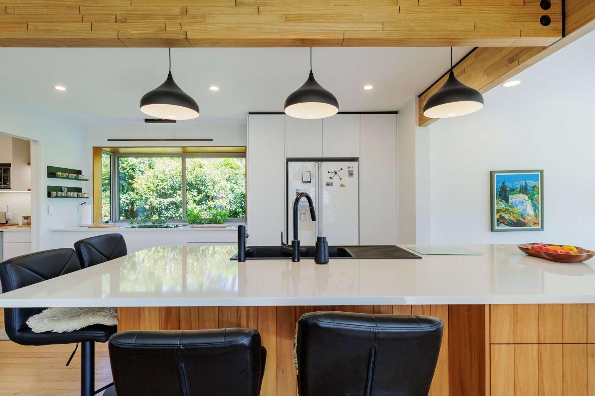 The Bach - Luxury Waterfront Living With Pool Holiday home Rotorua